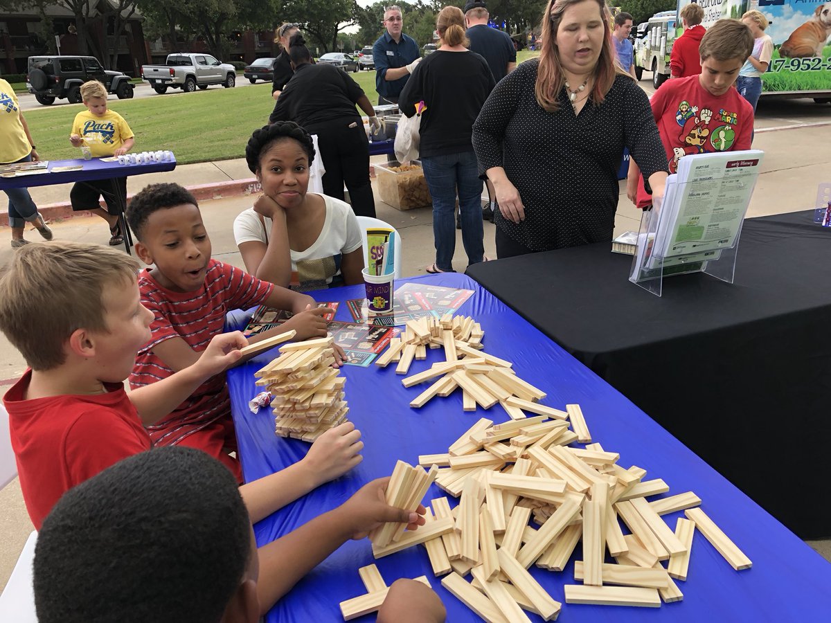 KieraE_TX's tweet photo. Fantastic finish to today...our first “official” #HEBThinkTank outing! Thanks @CityofBedfordtx for inviting us to the Block Party!!! https://t.co/vsmlBhHHz1