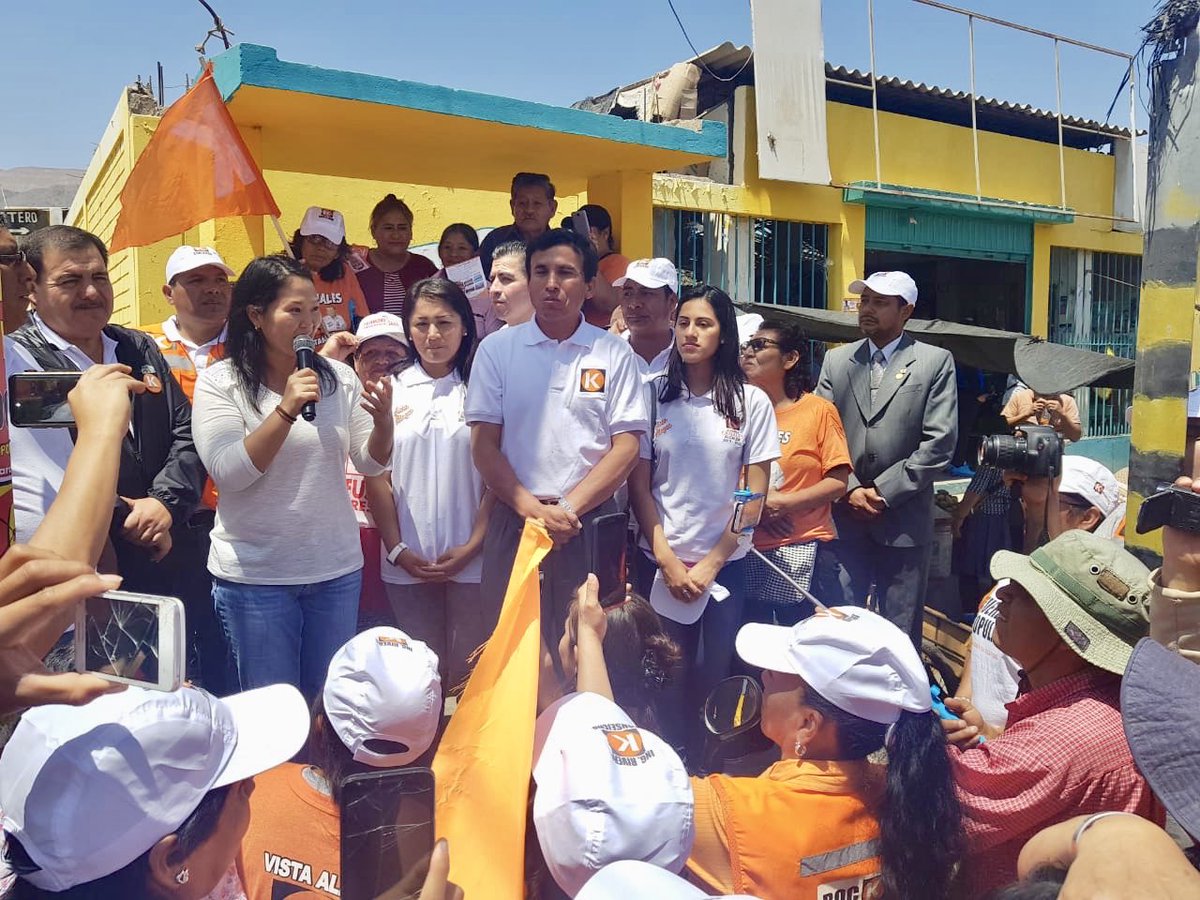 KeikoFujimori's tweet photo. Y #SeguimosViajando. Esta vez acompañando a nuestro candidato a la #RegiónIca Rocky Hurtado y a los candidatos municipales. Gracias amigos de Nazca, Cajuca, Vista Alegre, El Ingenio, Changuillo, Llipata y Palpa por tanto cariño. ¡¡¡Se les quiere!!! #VamosKonTodo https://t.co/ikRkOSrVYl