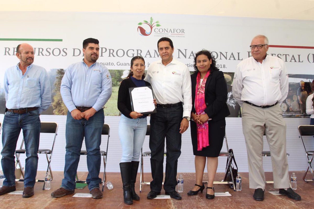 CONAFOR's tweet photo. 👉🏽Entregamos a 11 beneficiarios de los municipios Guanajuato, San Diego de la Unión, San Felipe, San Luis de la Paz y Xichú recursos del programa #PRONAFOR para obras de conservación de suelo y biodiversidad, así como para #reforestación en 3,746 hectáreas, en #Guanajuato. https://t.co/ivNNkFQGYH