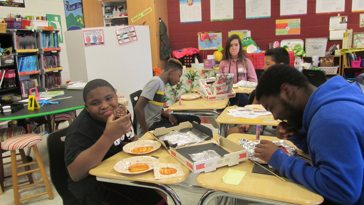 ms_smith416's tweet image. Students learned about solar energy by making their own solar oven out of pizza boxes and "cooking" s'mores. #RamsInspire  #rockyourschool #RAmiddle