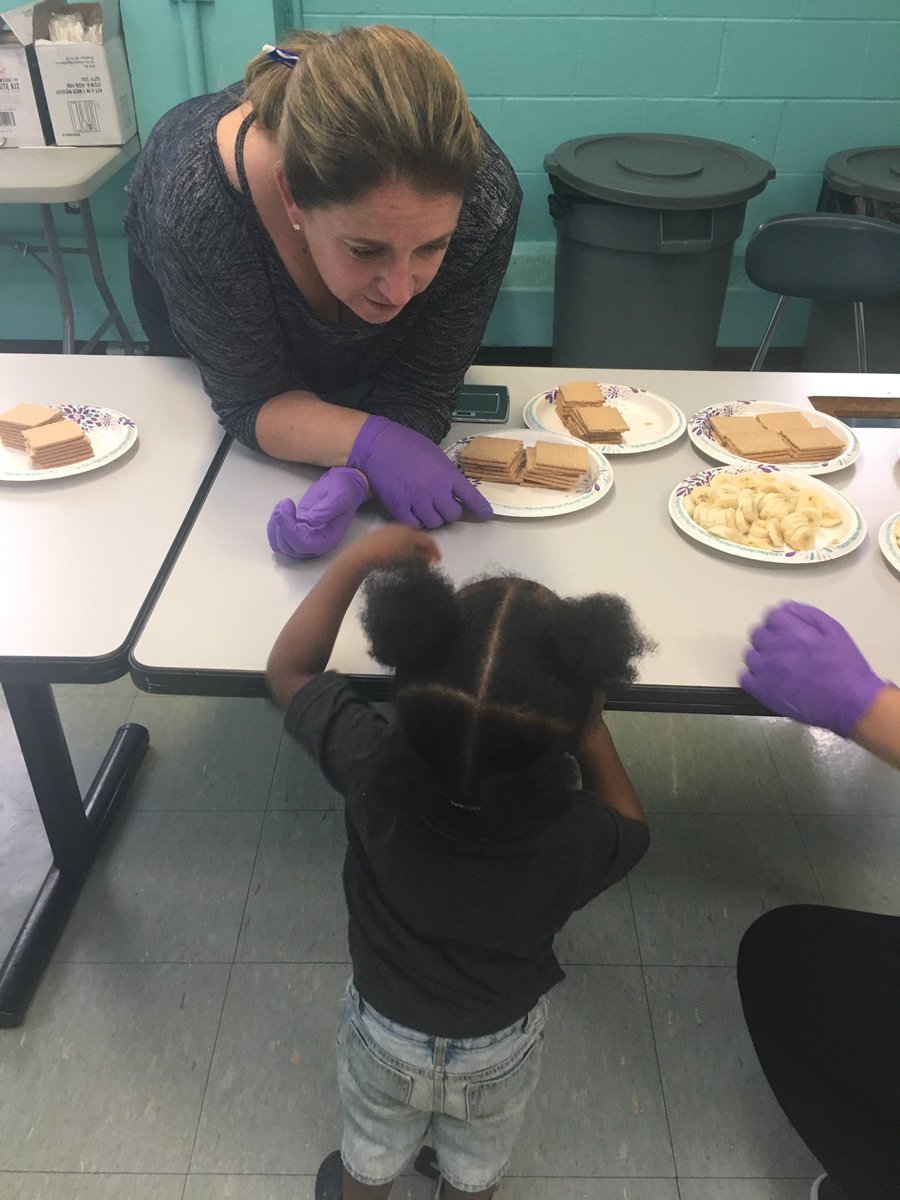 winnyc_org's tweet photo. #WinKids are getting into the #backtoschoolspirit w/ @Blackrock! From decorating tote bags to noshing on #pizza &amp; #snacktivities! #thankyou https://t.co/AuE5u3j1zH
