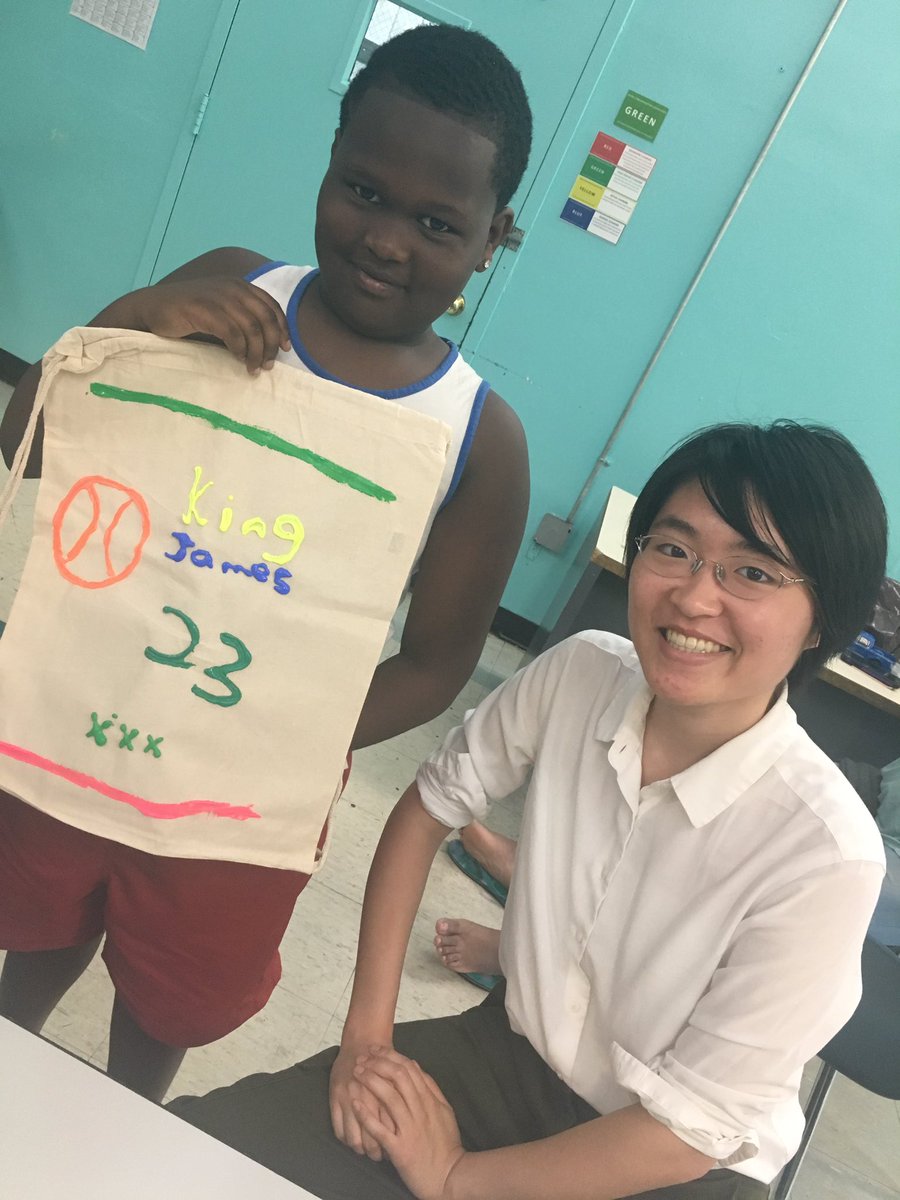 winnyc_org's tweet photo. #WinKids are getting into the #backtoschoolspirit w/ @Blackrock! From decorating tote bags to noshing on #pizza &amp; #snacktivities! #thankyou https://t.co/AuE5u3j1zH
