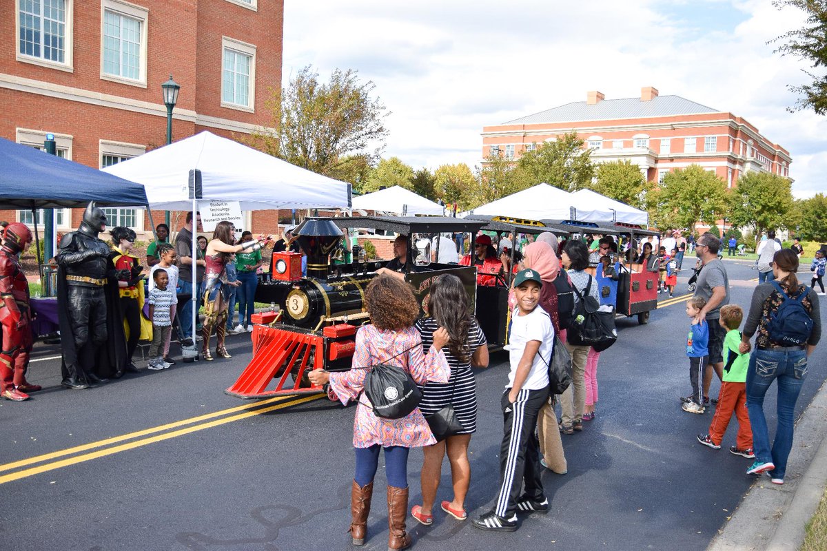 Charlottgotalot's tweet photo. If you're watching little ones this weekend, bring them to the @cltkidsfest #cltkidsfest on Saturday, Sept. 22 at @unccharlotte. There are cool stations (and special performances!) for kids to Create, Discover, Learn, Play and Dance. 😎 Details: https://t.co/BALrACPKnF https://t.co/vhilB177wv