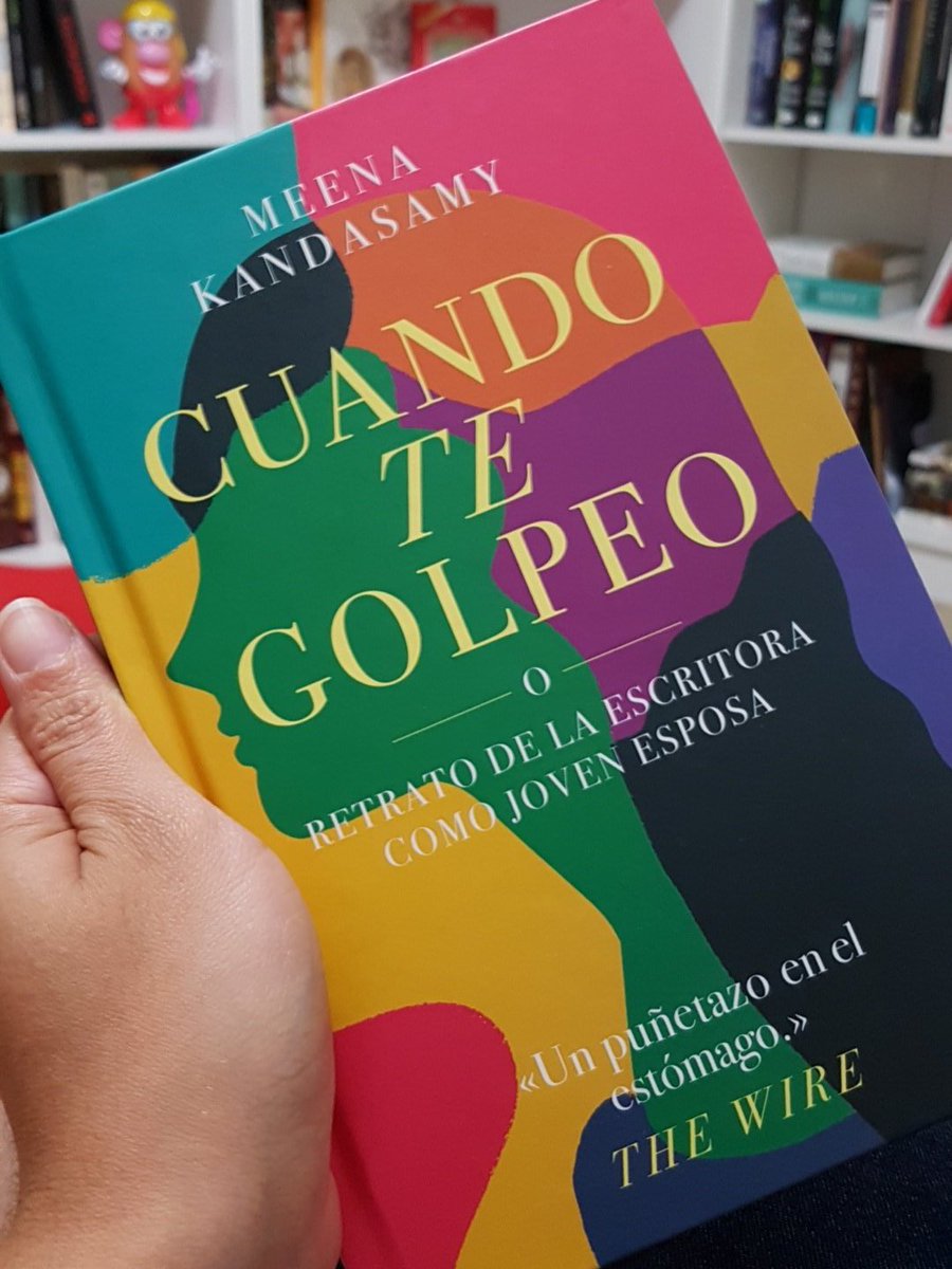 JennRa_Channel's tweet image. Mi lectura actual me tiene 😱🤩.
&quot;[...] El tema era demasido baladí, sucio y confuso para las feministas blancas, y excesivamente hostil con el medio ambiente para las ecologistas; las posmodernas, por su parte, decidieron ignorarlo [...]&quot;.
#CuandoTeGolpeo #MeenaKandasamy