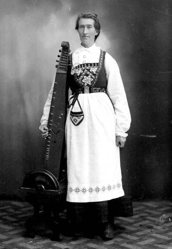 WaveGlobe_FM's tweet photo. Woman with a Norwegian langeleik, a type of droned zither 🇳🇴https://t.co/YyR5K0uF71 #MusiciansOfThePast #MusicalInstruments #Langeleik https://t.co/8mpsH3rpWq