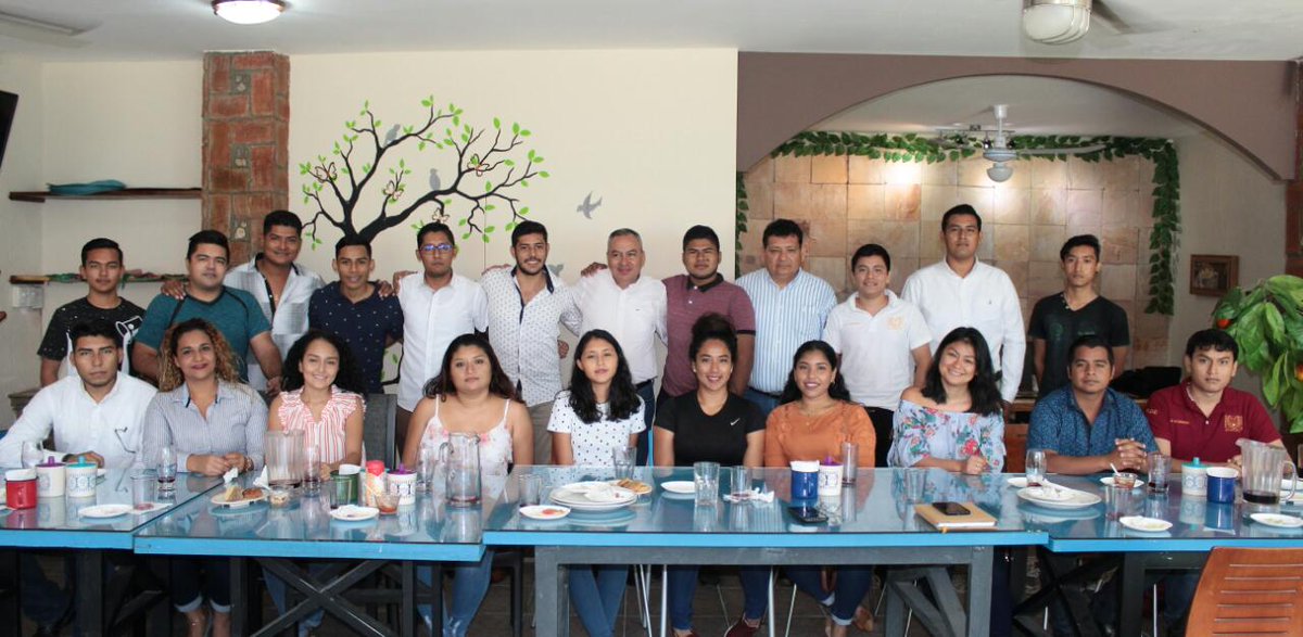 HugoArmandoAgu3's tweet photo. Cordial encuentro con mis compañeros docentes y alumnos jefes de grupo de la Escuela de Ciencias Administrativas C-IX Tonalá, con gusto escuche sus planteamientos, propuestas e inquietudes para favorecer y fortalecer con unidad a tan importante Institución educativa de la UNACH. https://t.co/puyPIAlV8L