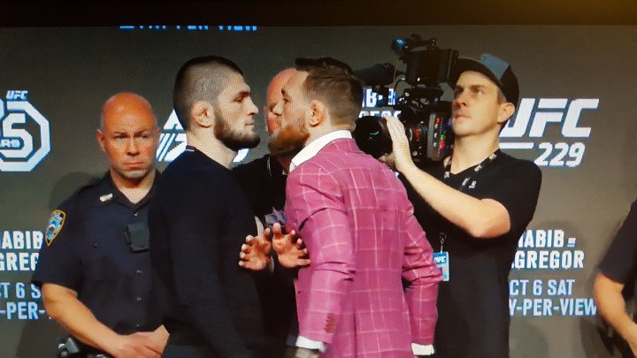 LSAtweet's tweet image. Its on. Men CM börjar bli löjlig. Lär bli en spännande match iaf. #ufc