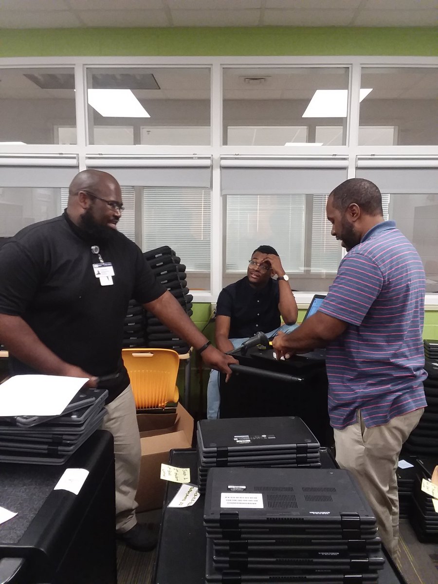 delroseadkinson's tweet photo. 3 of #NNPSTECH's finest TSSs showing awesome teamwork. Working past 6pm tonight to prepare Chromebooks for #5800family members. I am one appreciative ITC! @HeritageHS @NNPSITC @liveandmove @HeritageHS_STEM https://t.co/vBQcIDmH5H