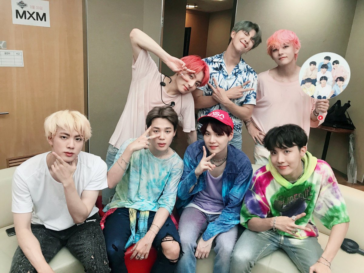 MaijaKoko's tweet photo. [180830]
Big Hit tweeted : 
"[#TODAYSBANGTAN] Because of ARMYs cheers at Mcountdown, we were able to finish the #IDOL comeback stage well! You can’t stop me login’ myself!💜💃🏻🕺🏻#ulsoo" [Tr. cr. @peachBOY_0613] https://t.co/dH7btYrIiw