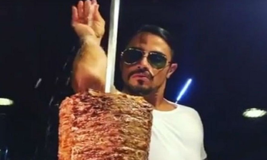 Todo comenzó el #30Ene de este 2018, cuando el portal Eater NY indicó que la manera de salar y cortar la carne de Gokce era contraria a las normas sanitarias de Nueva York http://ow.ly/Uwxt30lUn5D