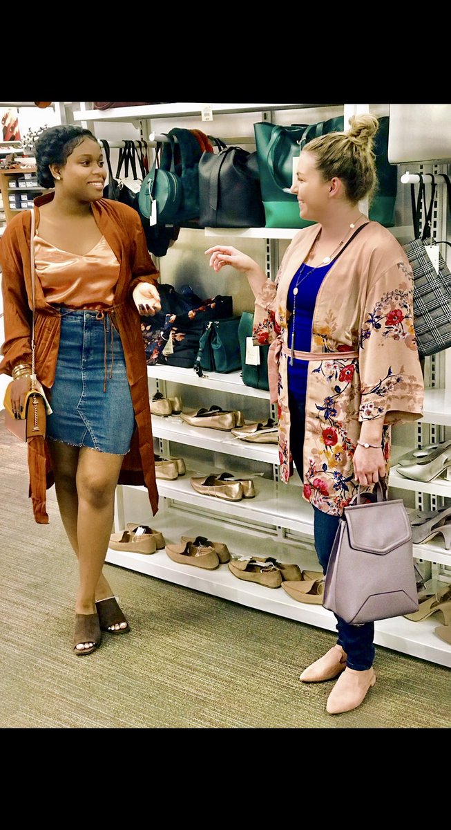 harmony57588372's tweet photo. Me: “ok Meagan do a cute laughing pose”
Meagan: *points fingers out like she’s casting a spell on me*
Me: 🧐
Meagan: “What?! I’m not a model I’m a team member” 🤣
Having fun and learning! Oh and a guest loved Meagan’s outfit and bought the shirt and kimono!!!!
#fitsession https://t.co/qClclkpKk7