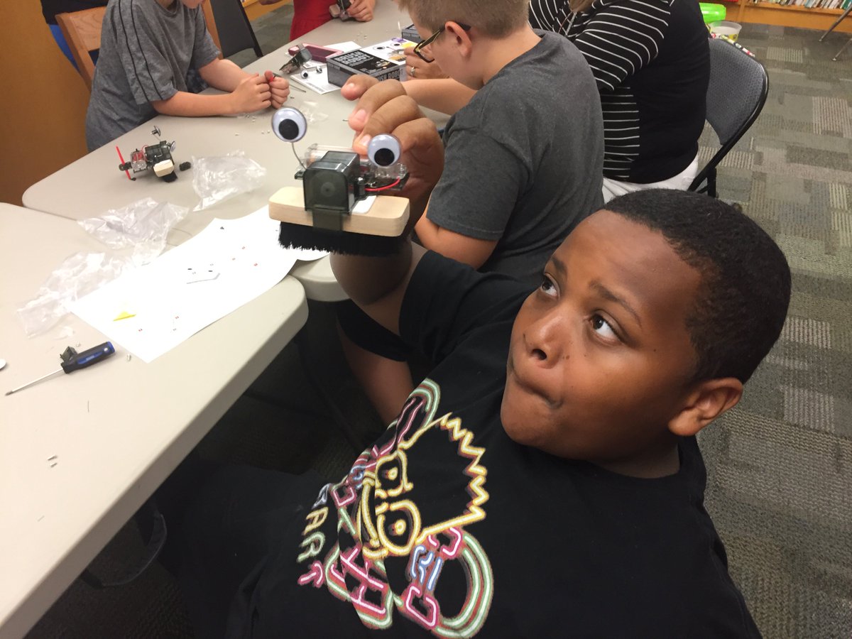 WTVLTPubLibrary's tweet image. Robots are awesome! Thanks SUMAC for the great Third Thursday Science Cafe! #steam #stem #techliteracy