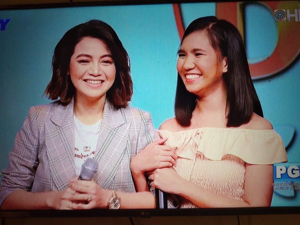 elaineduranreal's tweet photo. Lord! Grabe po yung mga nangyayari. Dati hanggang tv at radio ko lang nakikita at naririnig si Ma'am idol @Kylaofficial pero Lord grabe po yung binigay Niyo po, nahawakan ko na po at na meet na si ma'am Kyla 😭💕 A big thanks po sa @_MagandangBuhay ❤️ https://t.co/BVkvo1hmOI