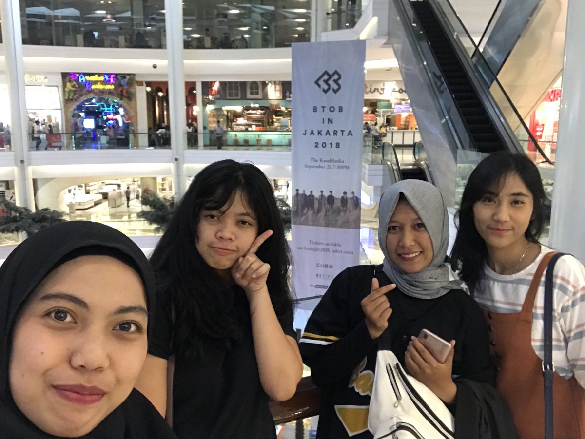 airiest's tweet photo. We’re sooo ready for #BTOBinJakarta 💙💙💙 #Yejiapsa #fromBandungwithLove 😆 https://t.co/uyVcUFKQh5
