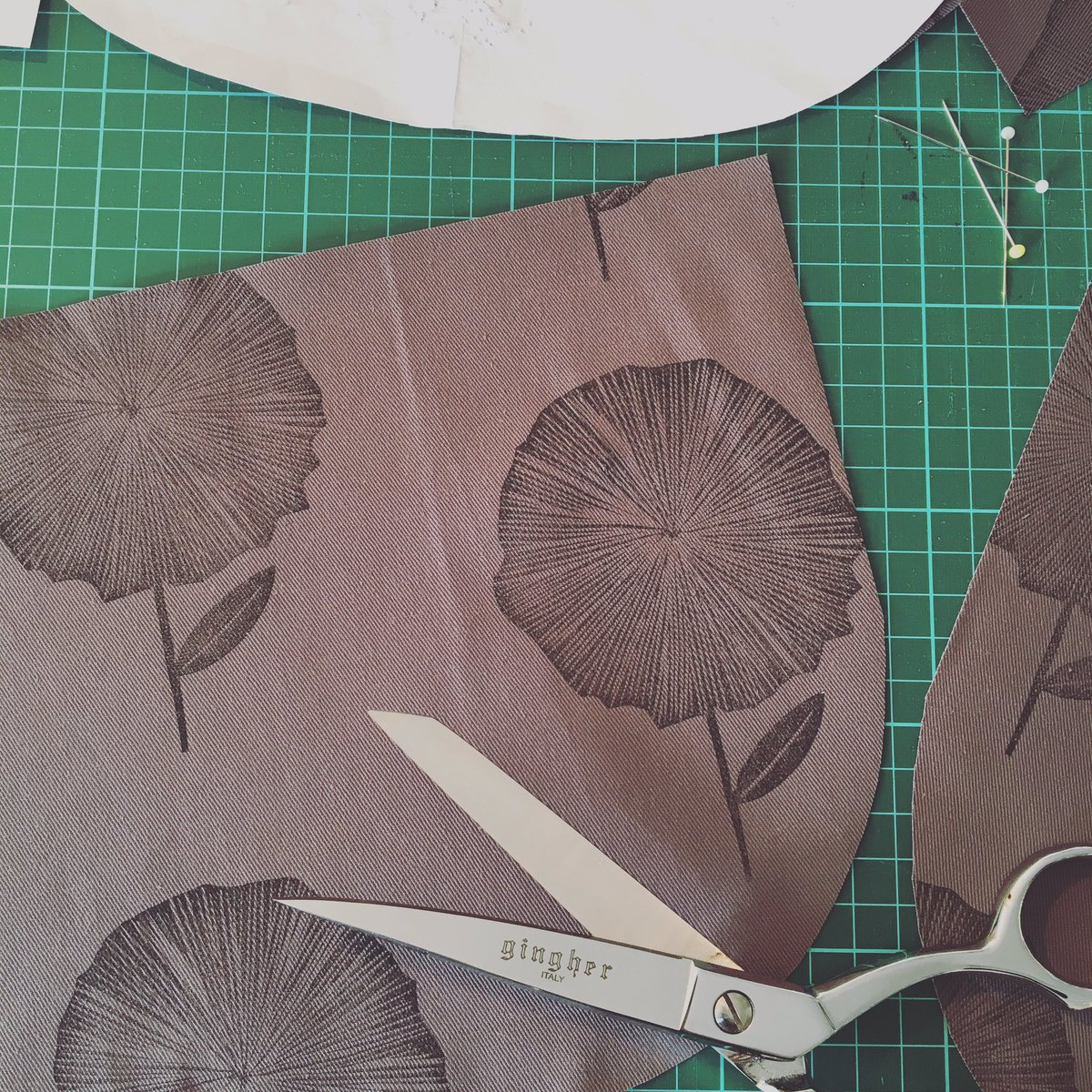 LittleGreyWolfC's tweet photo. A cutting out and sewing kind of Friday 🌿
#littlegreywolf #textileprint #flowerprint #linocutprint #linocut #linoleumprint #blockprints #textiledesigns #surfacedesigner #crossbodybags #reliefprinting #printersofinstagram #rubbercarving #reliefprintmaking #handcarvedstamp https://t.co/Rfxpo1aB5X
