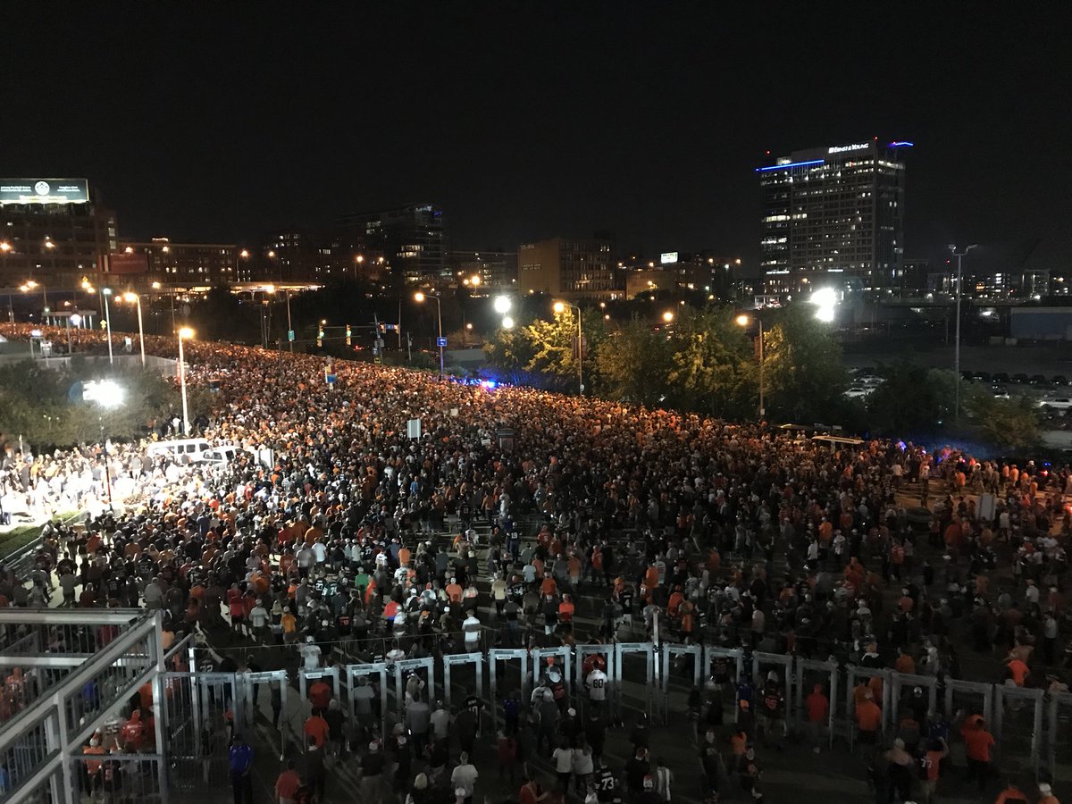 unicornsfly5's tweet photo. Downtown Cleveland tonight after the Browns won their first game in nearly 2 years! #NYJvsCLE #Browns #ThisIsCLE #CLE #visitCle #VisitCleveland https://t.co/aVXPLwU3L1
