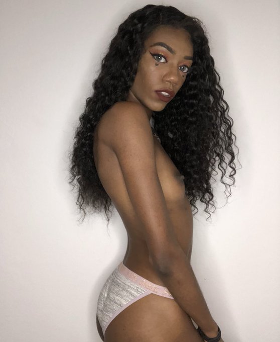 turn around for me https://t.co/lEVQVcIQmz