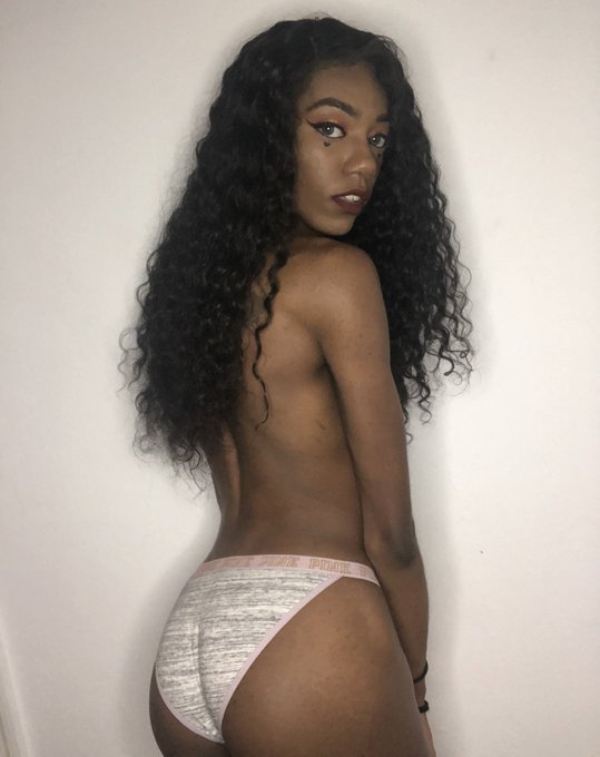 turn around for me https://t.co/lEVQVcIQmz