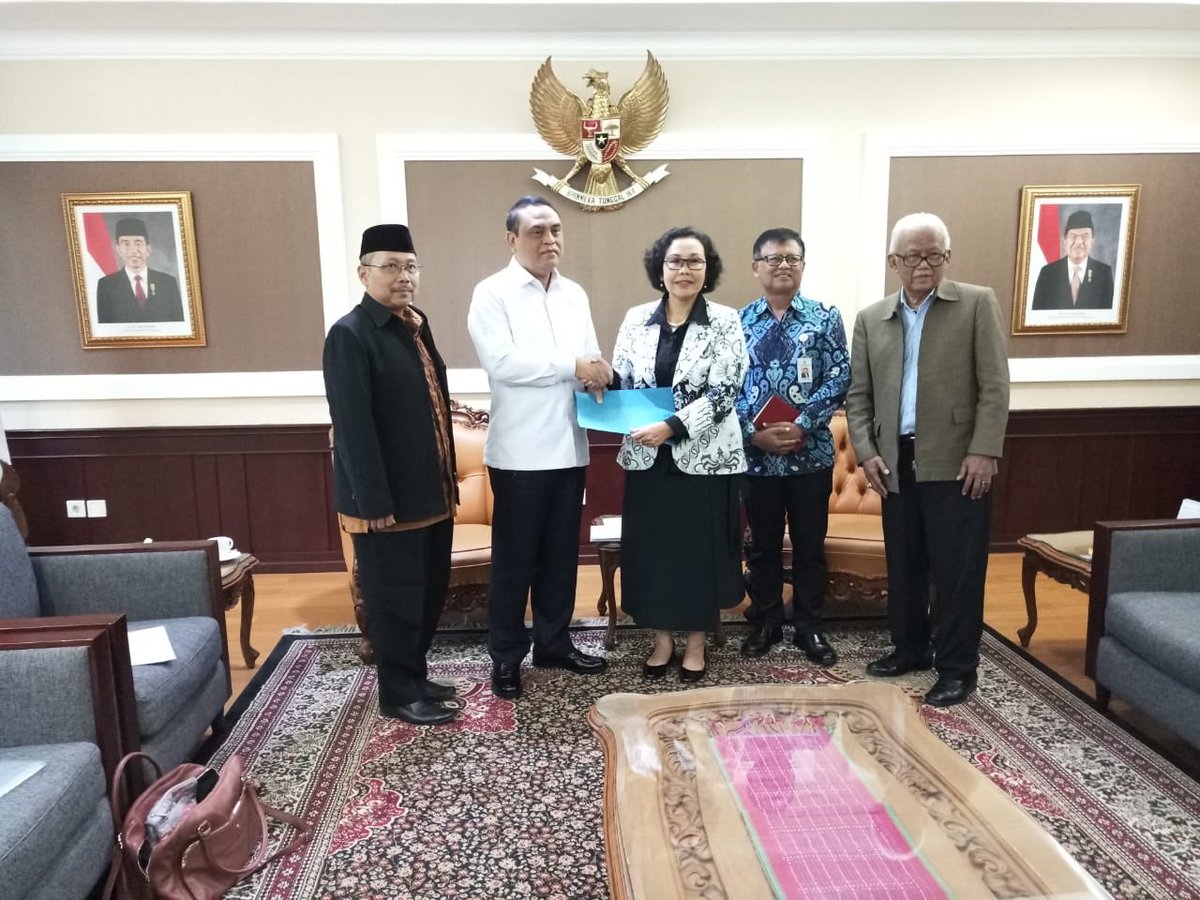 PBPGRI_OFFICIAL's tweet photo. Audiensi dg Menpan ttg penyelesaian honorer.  Respon pemerintah luar biasa :(1)menyetujui perubahan UU ASN,(2) lpenyelesaian honorer dg PP P3K sgera dillaksanakan (3) perjanjian kerja satu kali @jokowi
@KemensetnegRI @kemenpanrbgoid https://t.co/XRi7UfnOl0