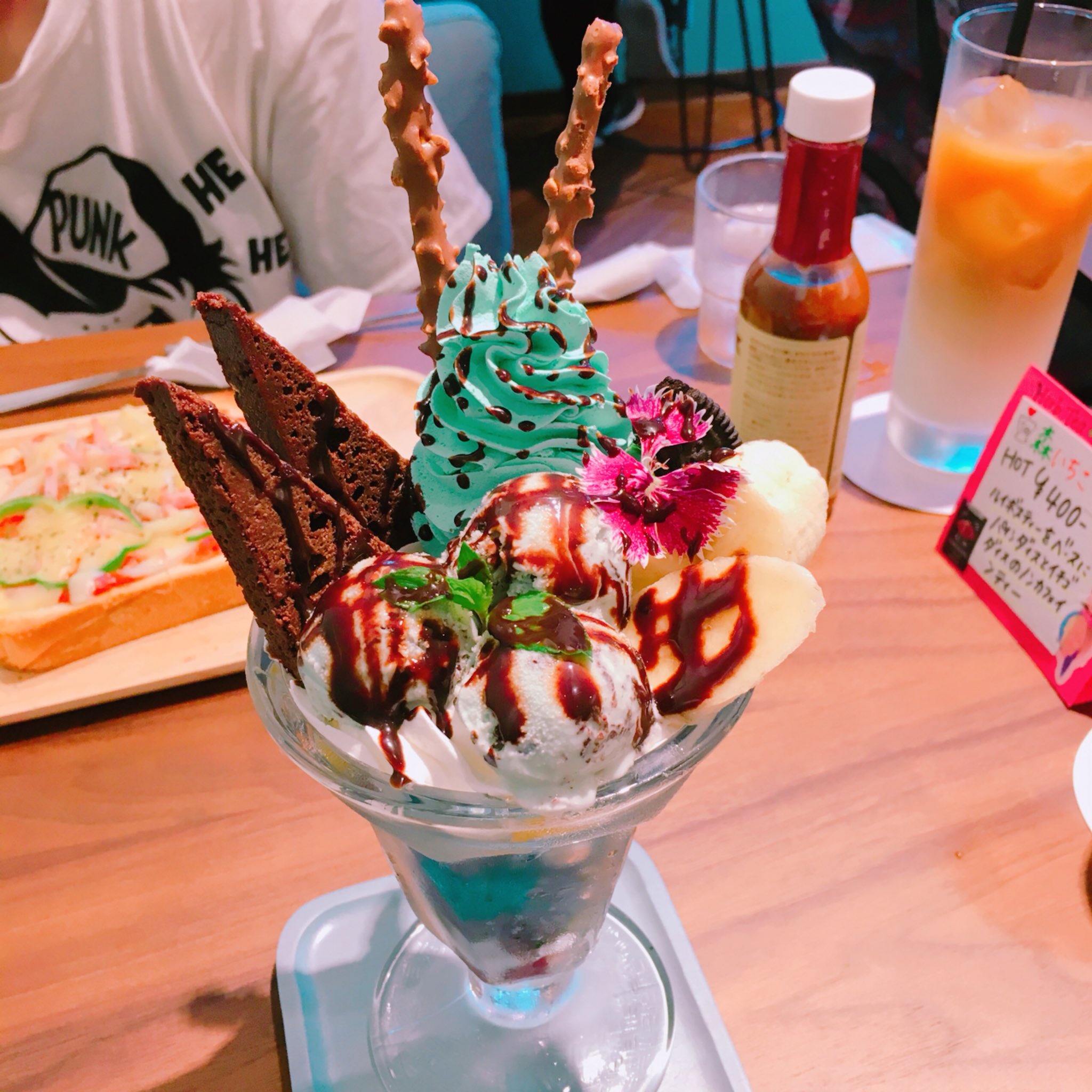 ことり 喫茶とりの巣 幸せのチョコミントパフェ ボリューミーでかわいいパフェ 700円 この間airjam に行った時 帰る前に東京に寄って食べてきました 喫茶メニューの中に何故かチョコミントパフェだけあるのがすてきですね 喫茶