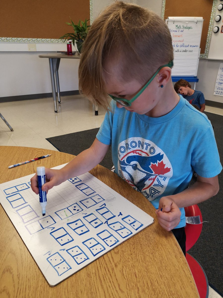 MrsBarrowman1's tweet photo. Teamwork during our math problem today #scdsbmath #scdsbfirst20daysofmath https://t.co/9cXgGAgSey