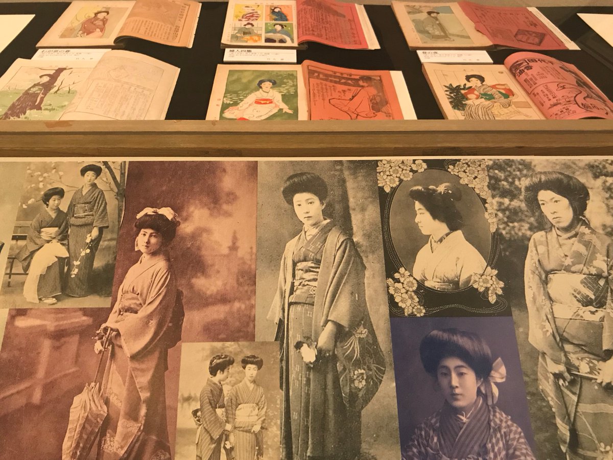 弥生美術館 竹久夢二美術館 V Twitter 開催中の 明治の夢二 展では 夢二が描いた明治時代のファッションにも注目 当時の風俗を反映した女性 像を描いただけでなく 夢二の絵が女性たちのファッションへ影響を与えもし 夢二式 の装いを真似した女性がそこかしこ