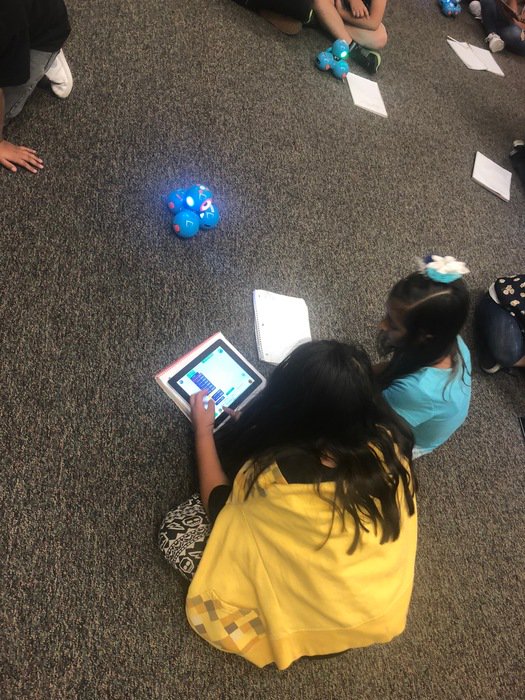 MapleROAR's tweet photo. Some of our 4th graders working collaboratively in the Makerspace to program Dash and Dot robots #MapleROARs #IMPACTtheFutureHUSD https://t.co/be02Fyrv6y
