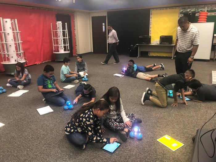 MapleROAR's tweet photo. Some of our 4th graders working collaboratively in the Makerspace to program Dash and Dot robots #MapleROARs #IMPACTtheFutureHUSD https://t.co/be02Fyrv6y