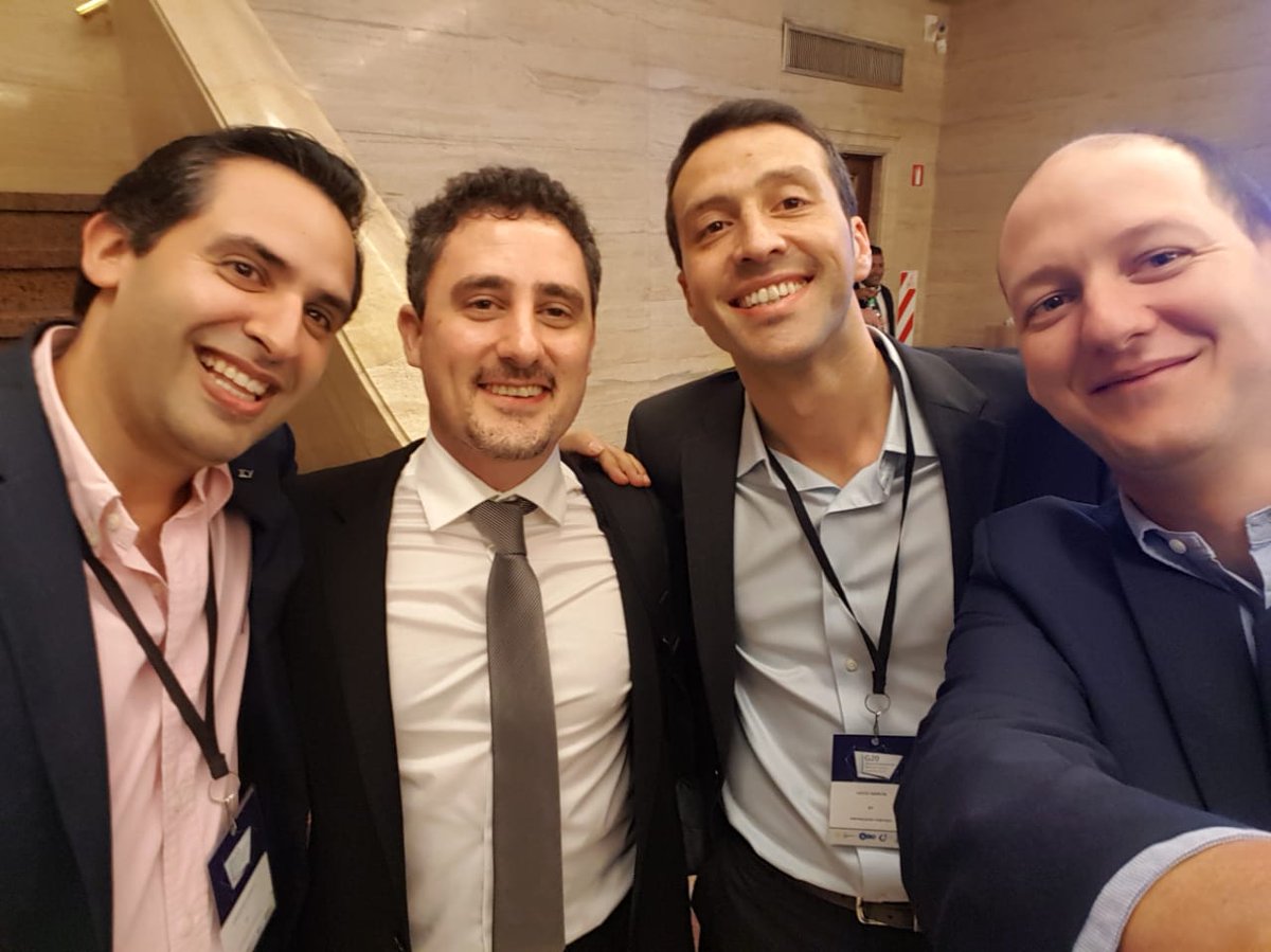 SebasOseroff's tweet photo. @EY_Argentina @Fransantolo @scalabl @G20_YEA Gracias a @scalabl por presentar el Futuro de los Negocios en @EY_Argentina en el marco del #G20YEA. Nota de @LANACION: Matar a la idea para que nazca el negocio: cómo emprender sin morir en el intento - //www.lanacion.com.ar/2173956 https://t.co/6npA6YH63L