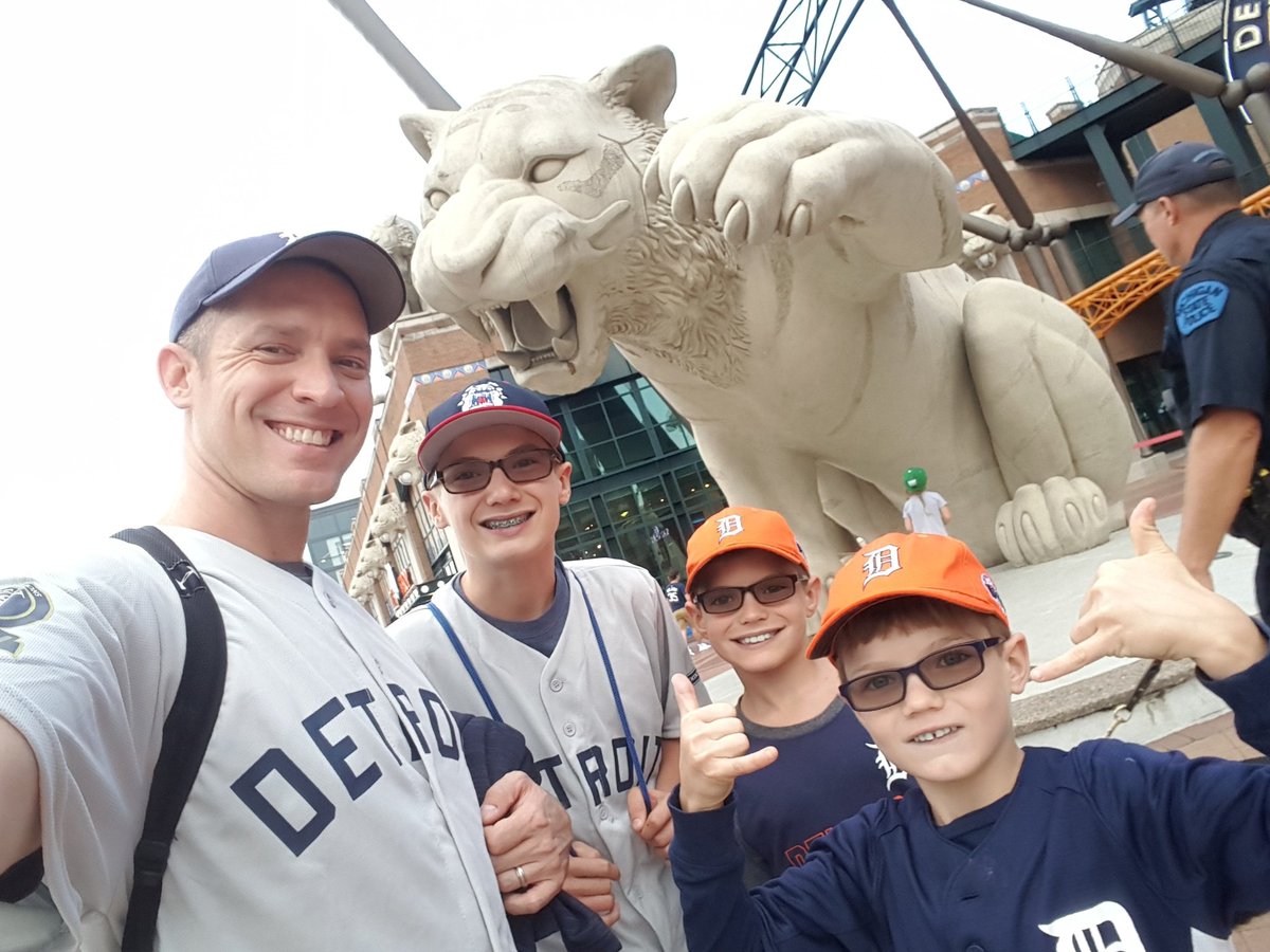 dmferraro9's tweet photo. Last @tigers game of the season for the Ferraros #detroitsummers #guysnight https://t.co/xM5iDAWUv0