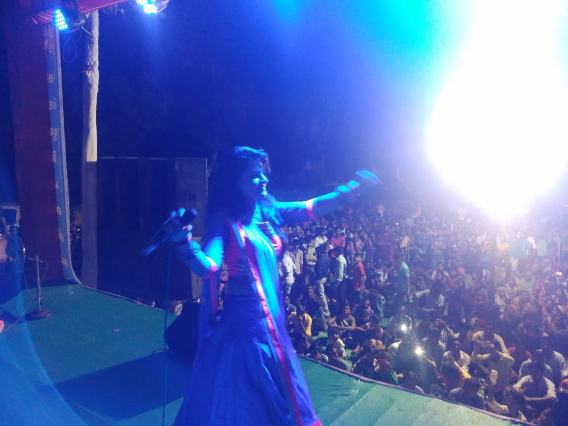 IDivyaChaudhary's tweet photo. #Last_Night #Live_Program In #At_Kheralu
Date:- 20/09/2018
#DivyaChaudhary_MuzicialGroup_Meshana
#AmbajiKemp_Kheralu
:- Mitul Chaudhary :- +917874461599
#JayAmbe #JayArbuda https://t.co/YkFpjMLWbf