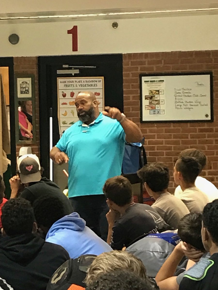 Hubs_Football's tweet image. Former player Brett McCoy ‘86 delivering a powerful message to our team about losing his son Kyle, a North graduate, to drug addiction. #WashingtonGoesPurple #BeatAddiction 💜