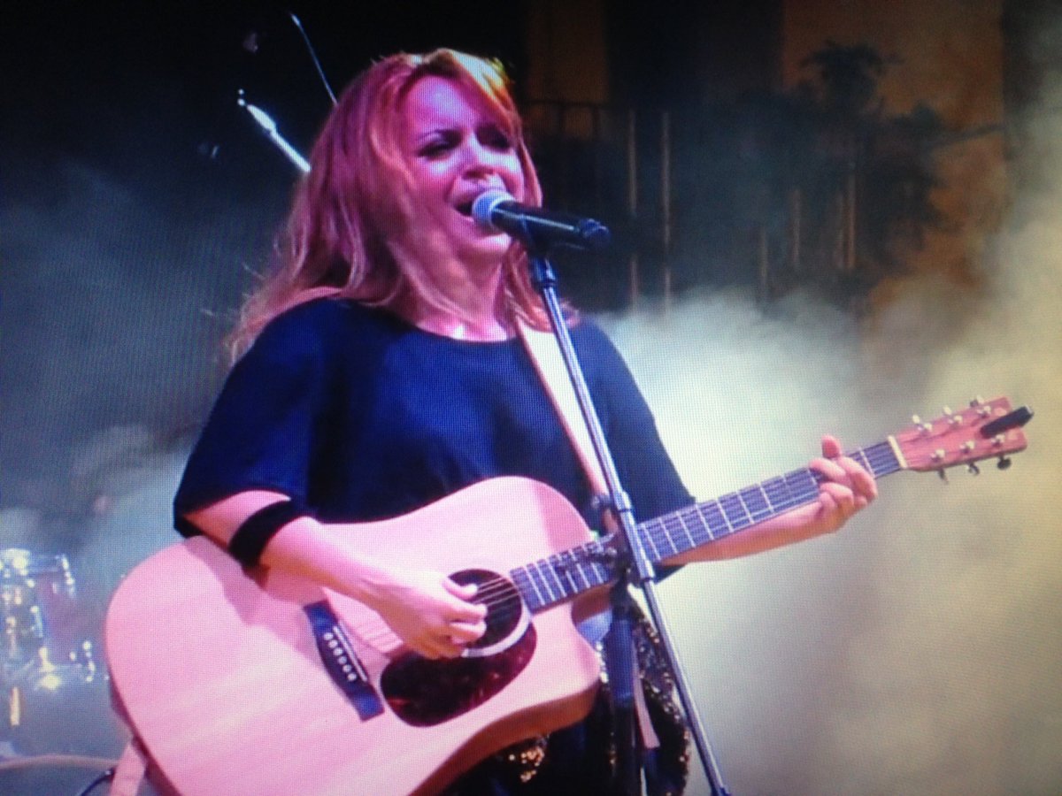 GiovanniVerdoli's tweet photo. Bello assistere al concerto della meravigliosa #ClaudiaMegre a #Trecase (Na). Claudia scrive testi che con semplicità arrivano e trasmettono ogni emozione che raccontano, il tutto avvolto da arrangiamenti ben curati che le amplificano. Dal vivo è il top. Consiglio di ascoltarla! https://t.co/md2e858MGj