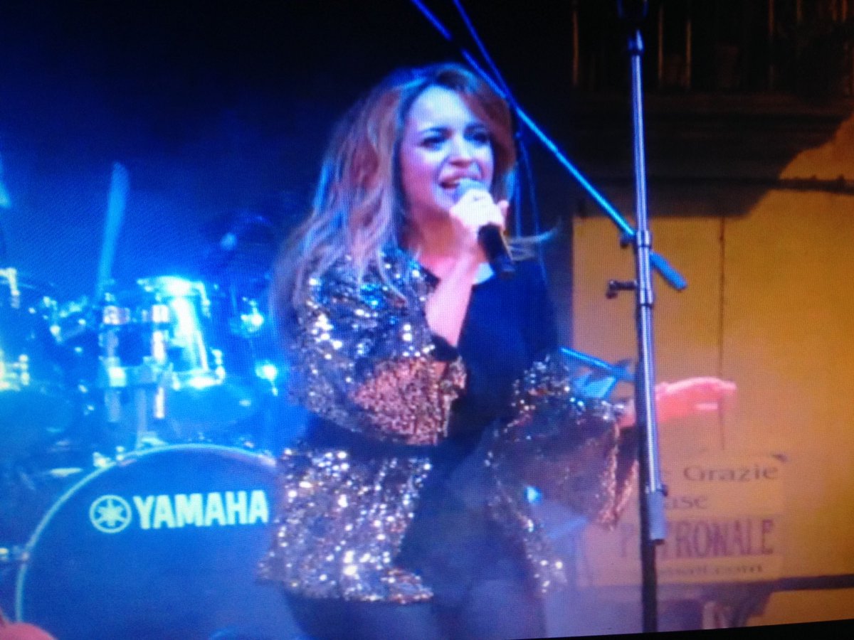 GiovanniVerdoli's tweet photo. Bello assistere al concerto della meravigliosa #ClaudiaMegre a #Trecase (Na). Claudia scrive testi che con semplicità arrivano e trasmettono ogni emozione che raccontano, il tutto avvolto da arrangiamenti ben curati che le amplificano. Dal vivo è il top. Consiglio di ascoltarla! https://t.co/md2e858MGj