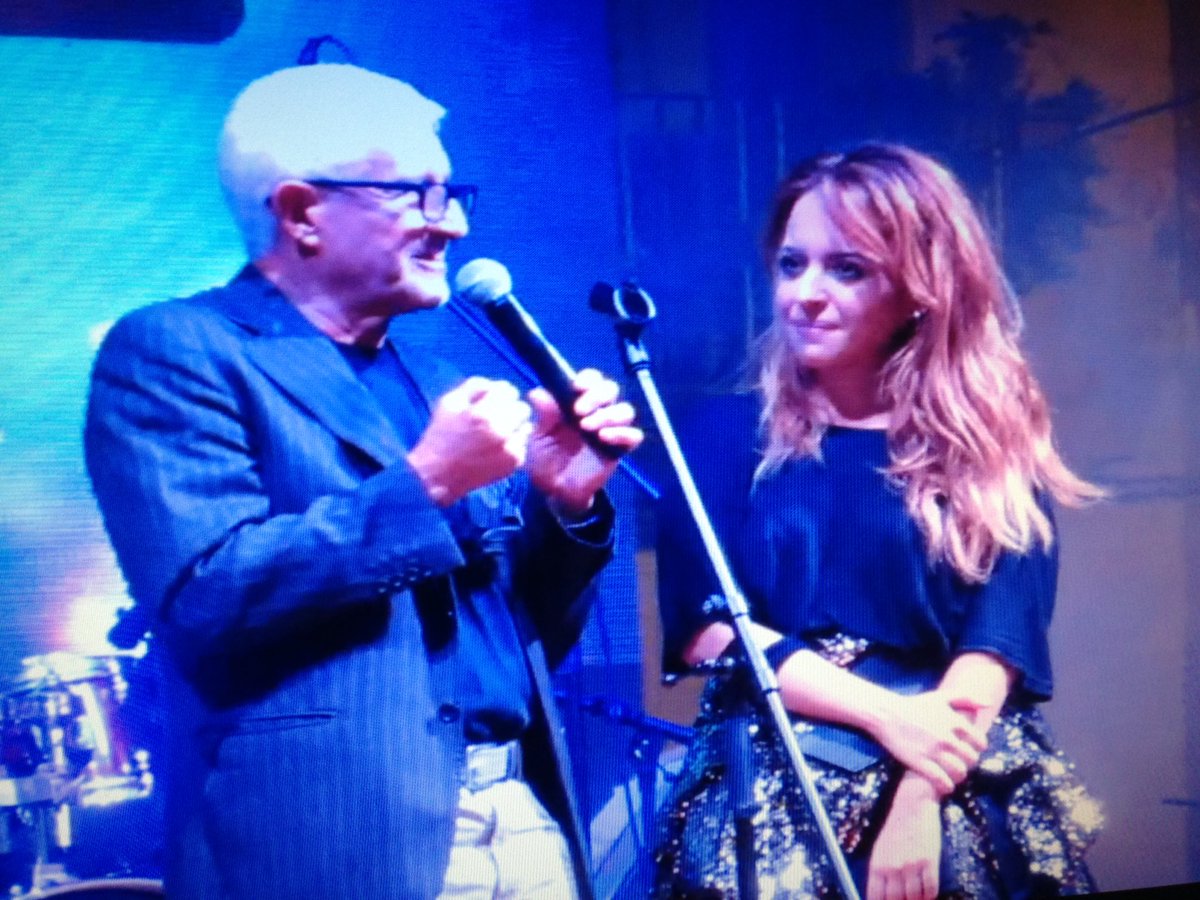 GiovanniVerdoli's tweet photo. Bello assistere al concerto della meravigliosa #ClaudiaMegre a #Trecase (Na). Claudia scrive testi che con semplicità arrivano e trasmettono ogni emozione che raccontano, il tutto avvolto da arrangiamenti ben curati che le amplificano. Dal vivo è il top. Consiglio di ascoltarla! https://t.co/md2e858MGj