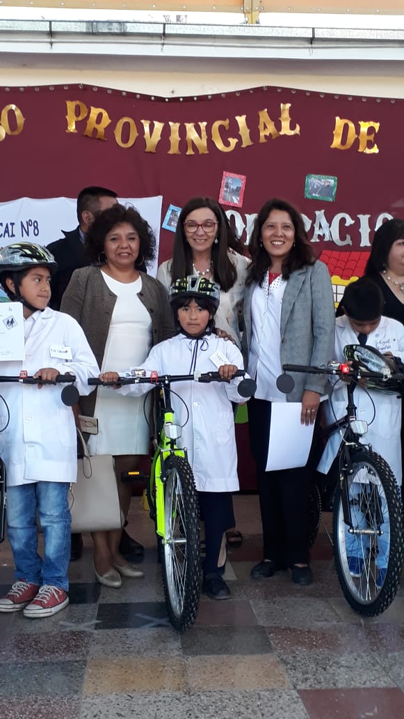 Patopatito2000's tweet photo. Hoy fue un gran día  para la escuela Mariano Boedo pero especialmente para nuestra pequeña Jazmín que ganó el concurso Despacio Escuela.  Gracias #PolíticasSocioeducativas @TilcaSilvia y @aniberruezo por la fiesta de hoy! 👏👏👏 https://t.co/73EQbGyk5e