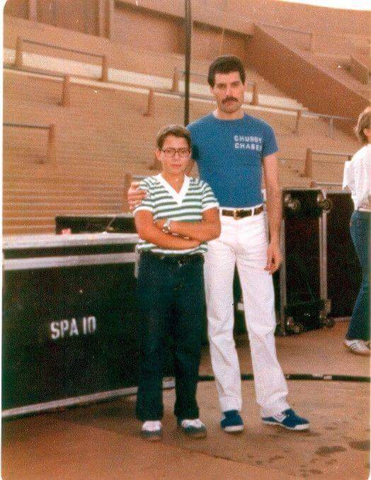Futebol Portenho On Twitter Dois Grandes Freddie Mercury E El Fortin De Liniers Nos Shows Por La Rolou Foto Mais Famosa Com Maradona Velez Velezsarsfield Joseamalfitani Https T Co 5bqalhgowk