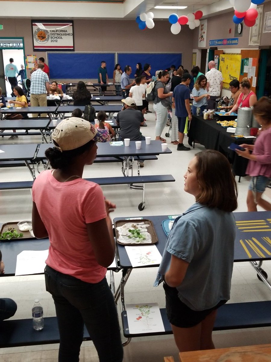 teacherkristi77's tweet photo. @ThornerThunder Thorner Science night is POPPIN!!!! No shame in our science game! #teambcsd #teamscience https://t.co/jYQiOGzs1d