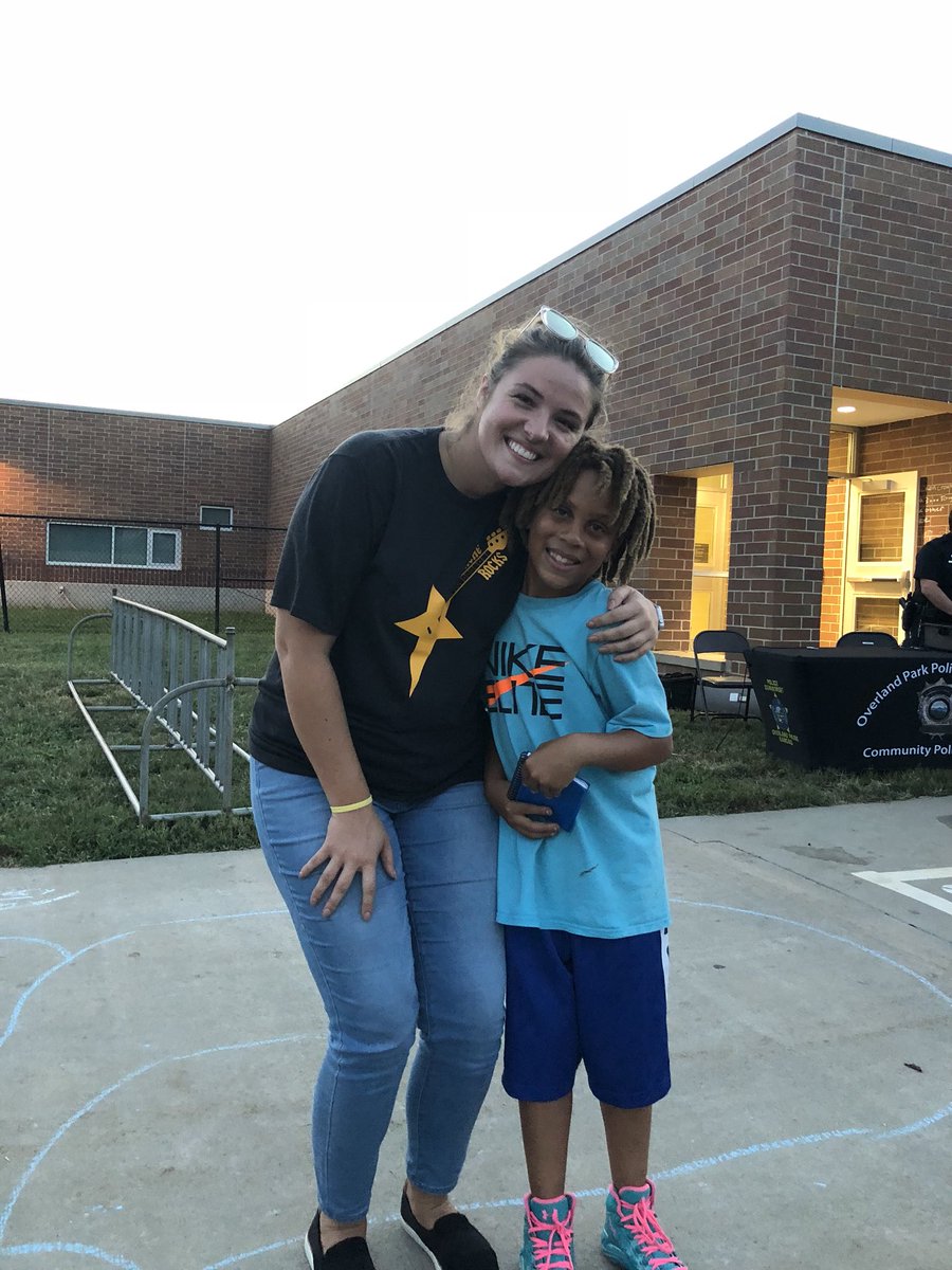 missbrockmeier's tweet photo. Such a great night with some amazing buffaloes and our community! Love spending time with some past Students 🙌🏻🙌🏻 #Comancherocks @Buffaloes_SMSD https://t.co/O80AD9SuRX
