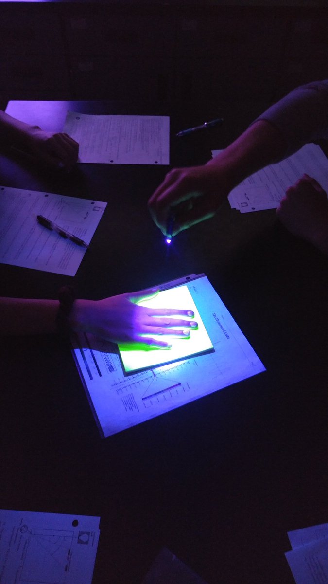 dannahowerfrhs's tweet photo. Learning about the mysteries of light in #chemistry class is a blast! #fossilridge https://t.co/CI2hOpz8DC