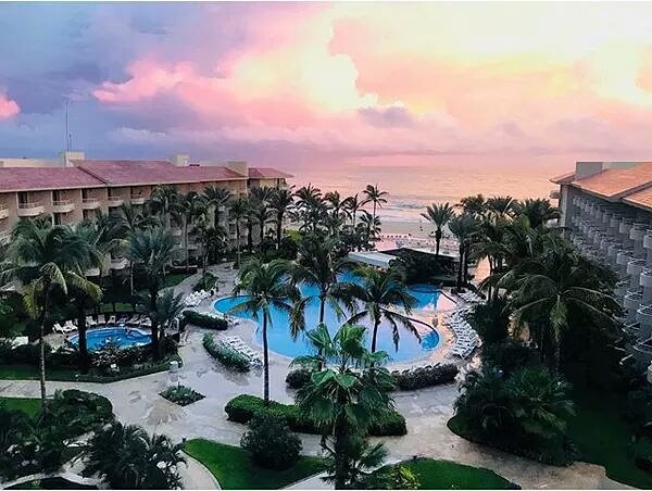 BarceloLosCabos's tweet photo. A stunning sunset view from up above. 😍🌴🌊🌞

📸 via Instagram by @lonerzz

#BarceloExperience #LosCabos #Repost #Barcelo #barcelohotel #sunonthebeach #Sunset #sunsetlovers #hotelwithaview #beachfront #premiumexperience #premiumlevel https://t.co/v282CitN6u