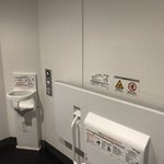 そんな所にボタンが!多目的トイレでの驚き!子どもは飽きないねと感じました!
