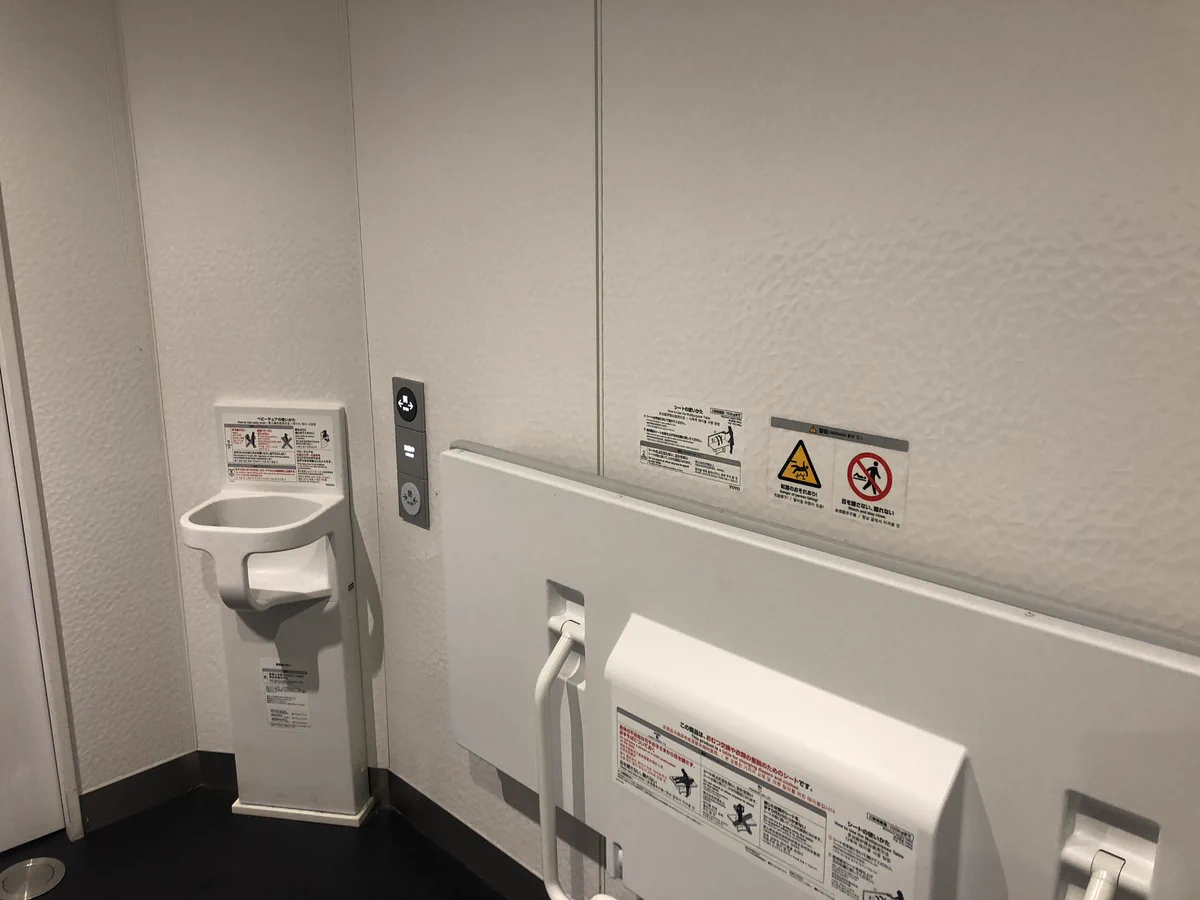 そんな所にボタンがｗｗｗ多目的トイレでの驚き！子どもは飽きないねと感じました！