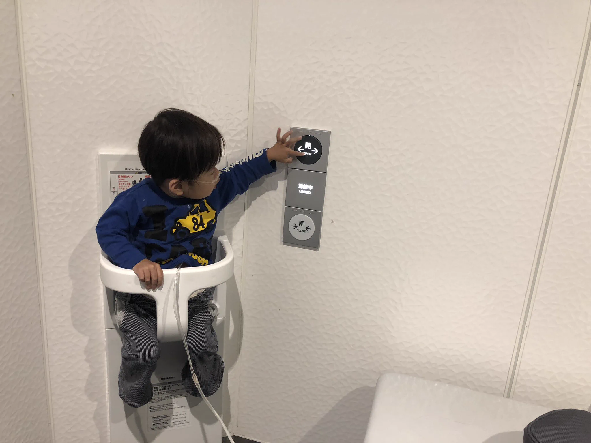 そんな所にボタンがｗｗｗ多目的トイレでの驚き！子どもは飽きないねと感じました！