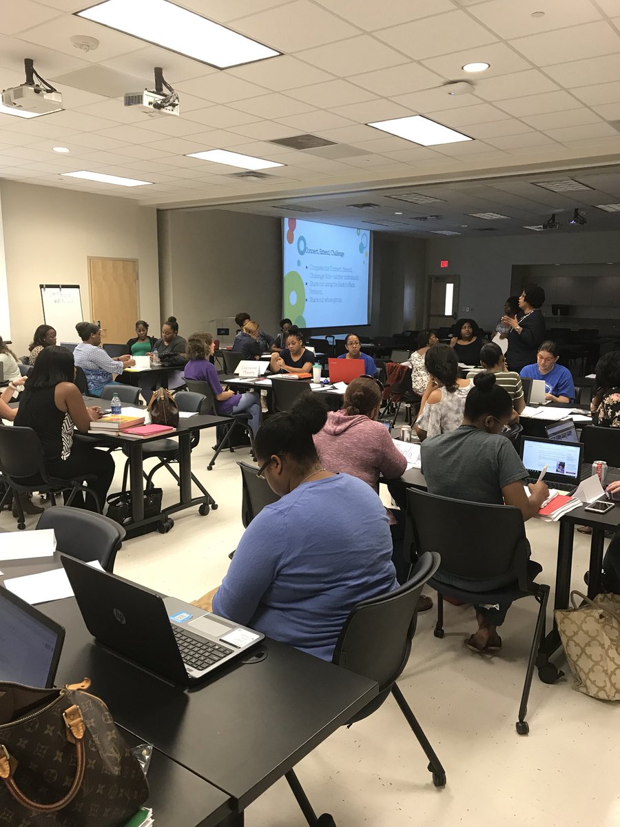 qtimoll's tweet photo. They had a choice & they came to learn #leadlearners #innovationway #buildebr https://t.co/PbEPWo558X
