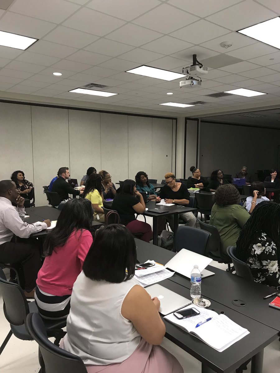 qtimoll's tweet photo. They had a choice & they came to learn #leadlearners #innovationway #buildebr https://t.co/PbEPWo558X