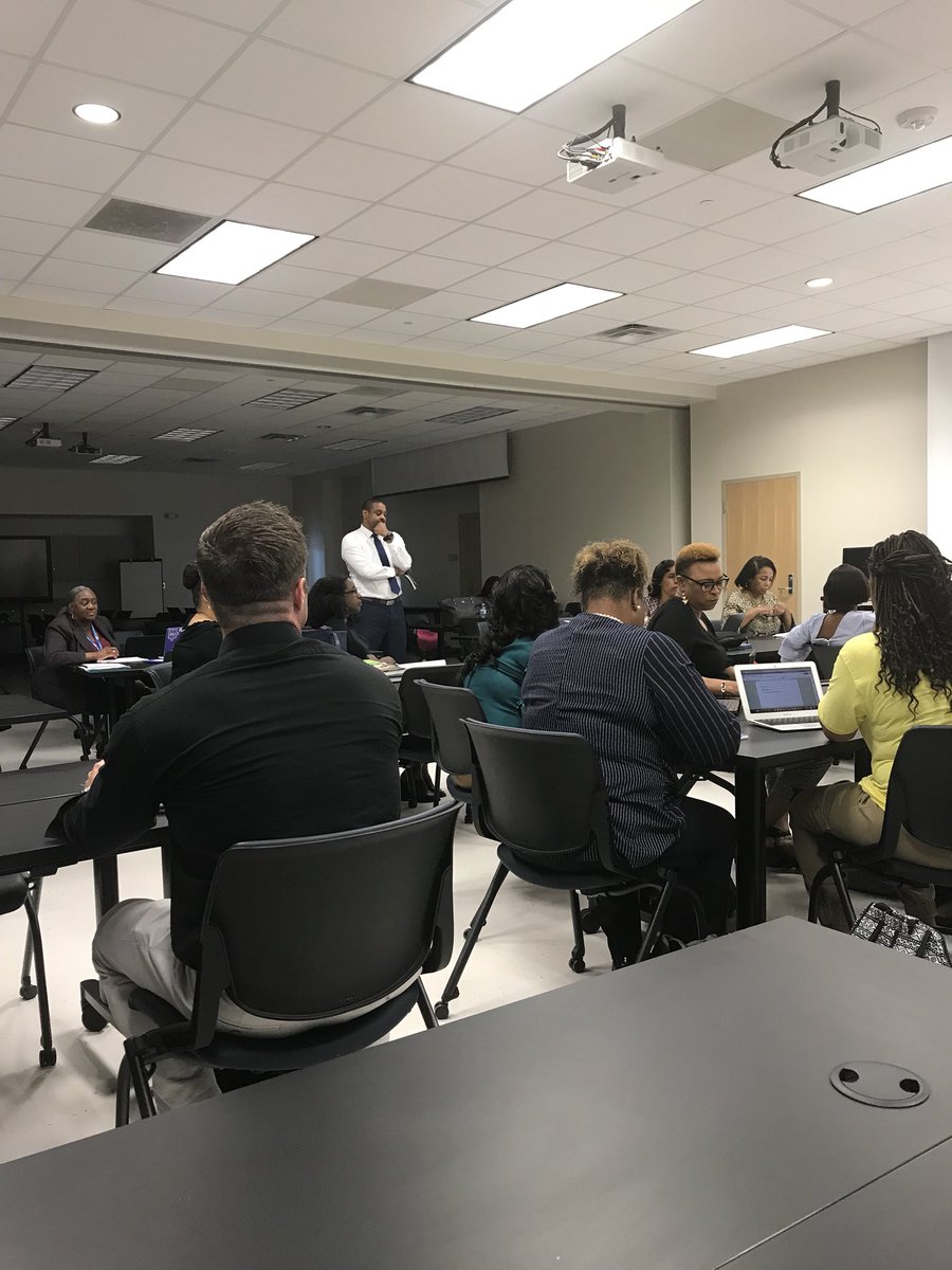 qtimoll's tweet photo. They had a choice & they came to learn #leadlearners #innovationway #buildebr https://t.co/PbEPWo558X