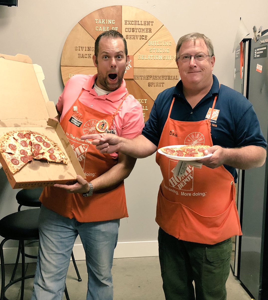 HomeDepotKzoo's tweet photo. Itβs National Pepperoni Pizza Day βΌοΈ π β€οΈπβ€οΈ #MWSEP2018 @JasonHatkowski @mmmatey @WoodstockJordan https://t.co/oFEcAOpmbL