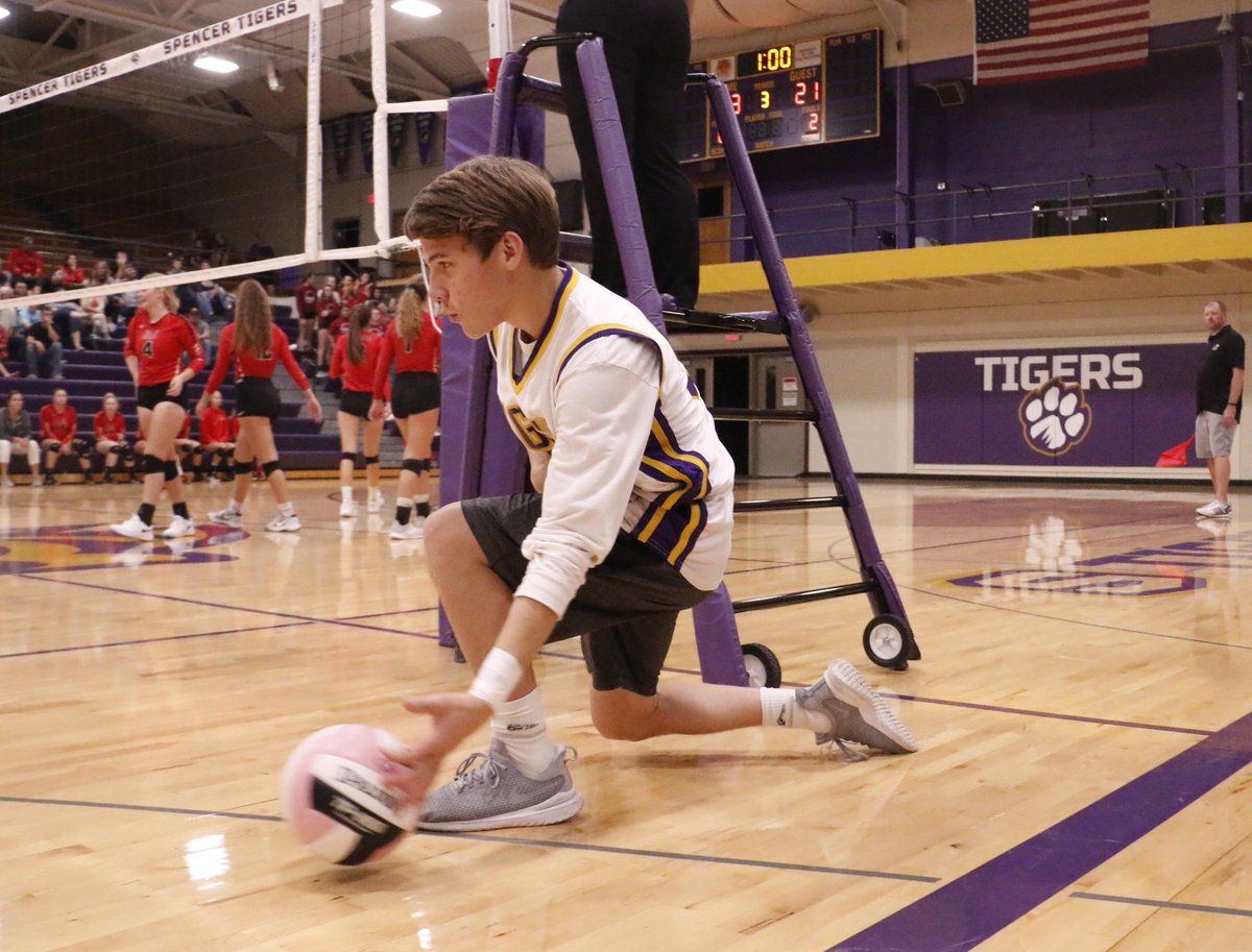 HawksBro's tweet image. @Coach_Petz might want to look out. His PG might switch to bowling this winter. #flawlessform
