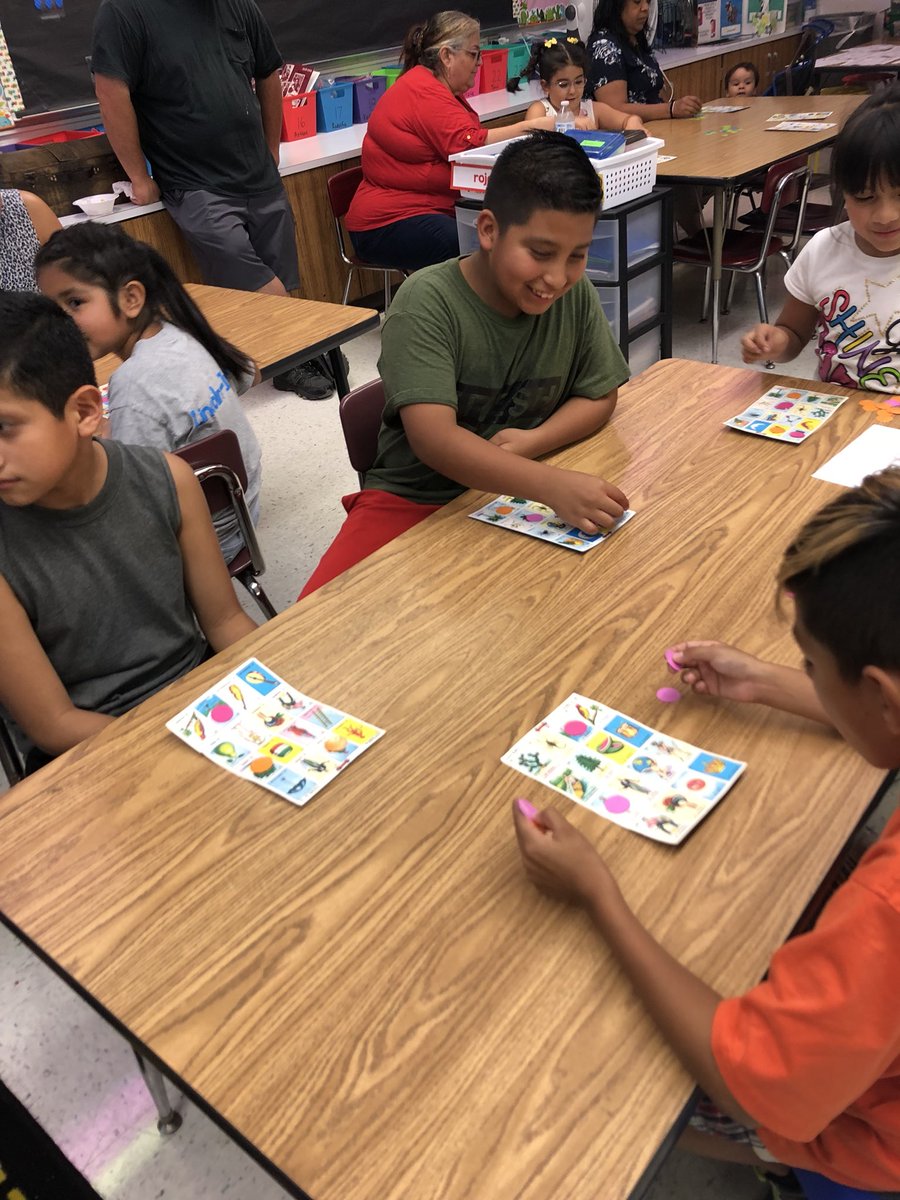 LincolnIrving1's tweet photo. #readmoline was a success at Lincoln-Irving! Gracias a todos! #leermoline https://t.co/cTFy1w1LAG